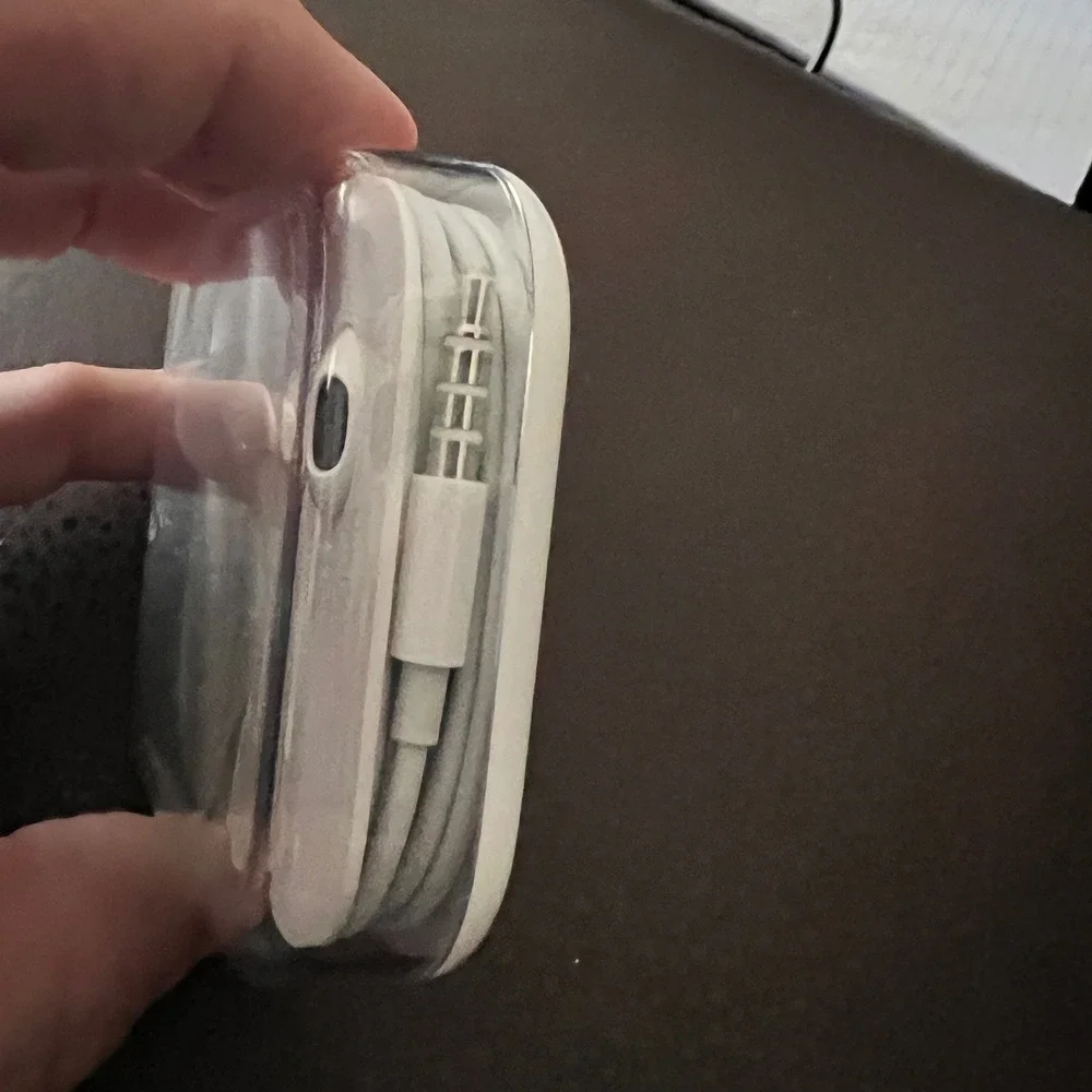 NIB Sealed Apple EarPods with 3.5mm Headphone Plug Wired Earbuds White iPhone